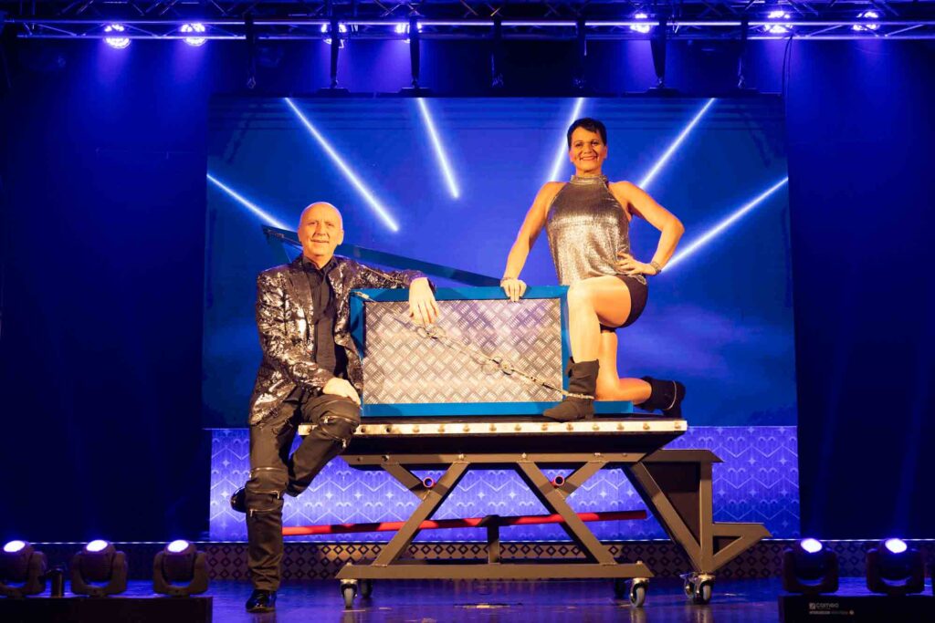 Zauberer Duo auf der Bühne mit einer Großillusion