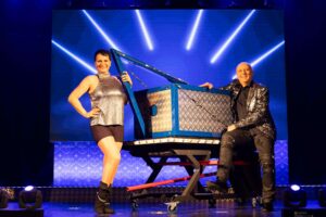 Zauberer Duo mit Großillusion auf der Bühne	